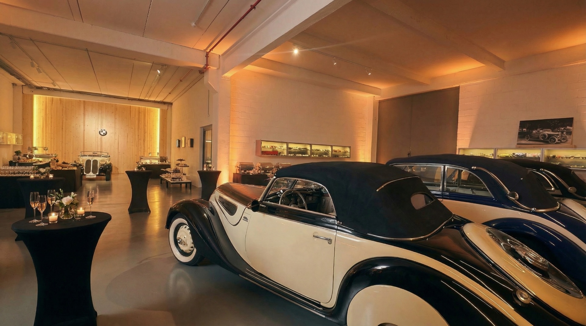 El Lobby – espacio en L para cócteles y presentaciones entre BMW legendarios
